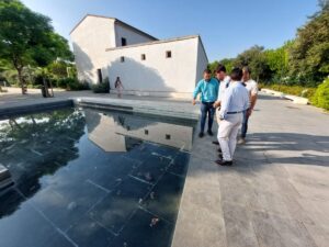 Técnicos municipales trabajan para desinfectar el estanque afectado por el protozoo